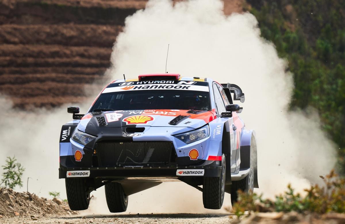 Rally de Portugal: Thierry Neuville asciende al segundo puesto mientras Adrien Fourmaux pierde el liderato por un doble pinchazo