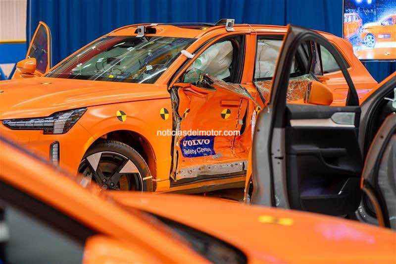 A LA VANGUARDIA DE LA SEGURIDAD: EL LABORATORIO DE PRUEBAS DE CHOQUE DEL CENTRO DE SEGURIDAD DE VOLVO SUPERA LOS 10.000 CRASH TEST A LA VANGUARDIA DE LA SEGURIDAD: EL LABORATORIO DE PRUEBAS DE CHOQUE DEL CENTRO DE SEGURIDAD DE VOLVO SUPERA LOS 10.000 CRASH TEST