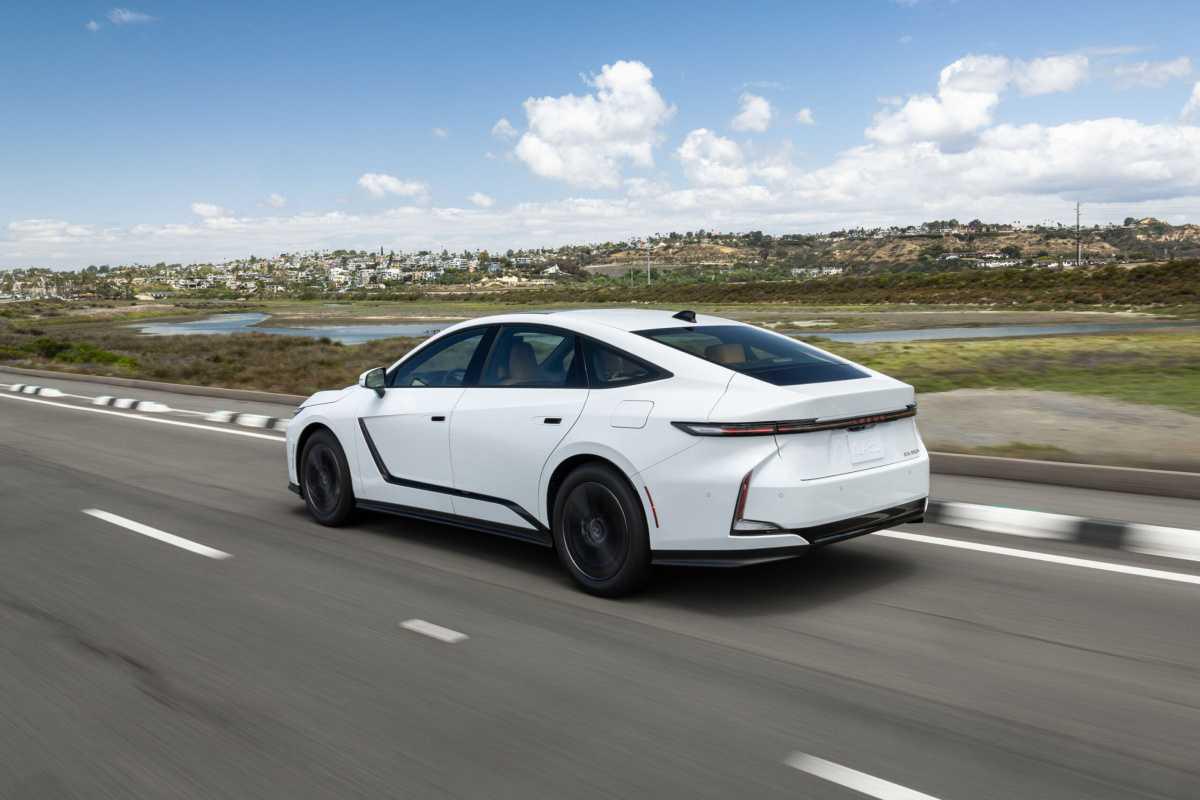EL NUEVO LEXUS ES: REDEFINIENDO EL SEDÁN DE LUJO EL NUEVO LEXUS ES: REDEFINIENDO EL SEDÁN DE LUJO