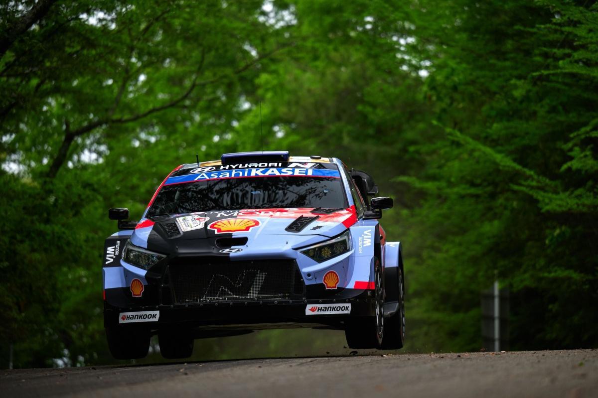 Thierry Neuville y Martijn Wydaeghe cierran una jornada inicial consistente para el Hyundai Shell Mobis World Rally Team entre los cinco primeros