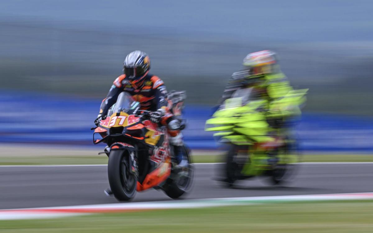 Di Giannantonio lidera y Márquez se mete en la Q2 tras una PR marcada por doble bandera roja Di Giannantonio lidera y Márquez se mete en la Q2 tras una PR marcada por doble bandera roja