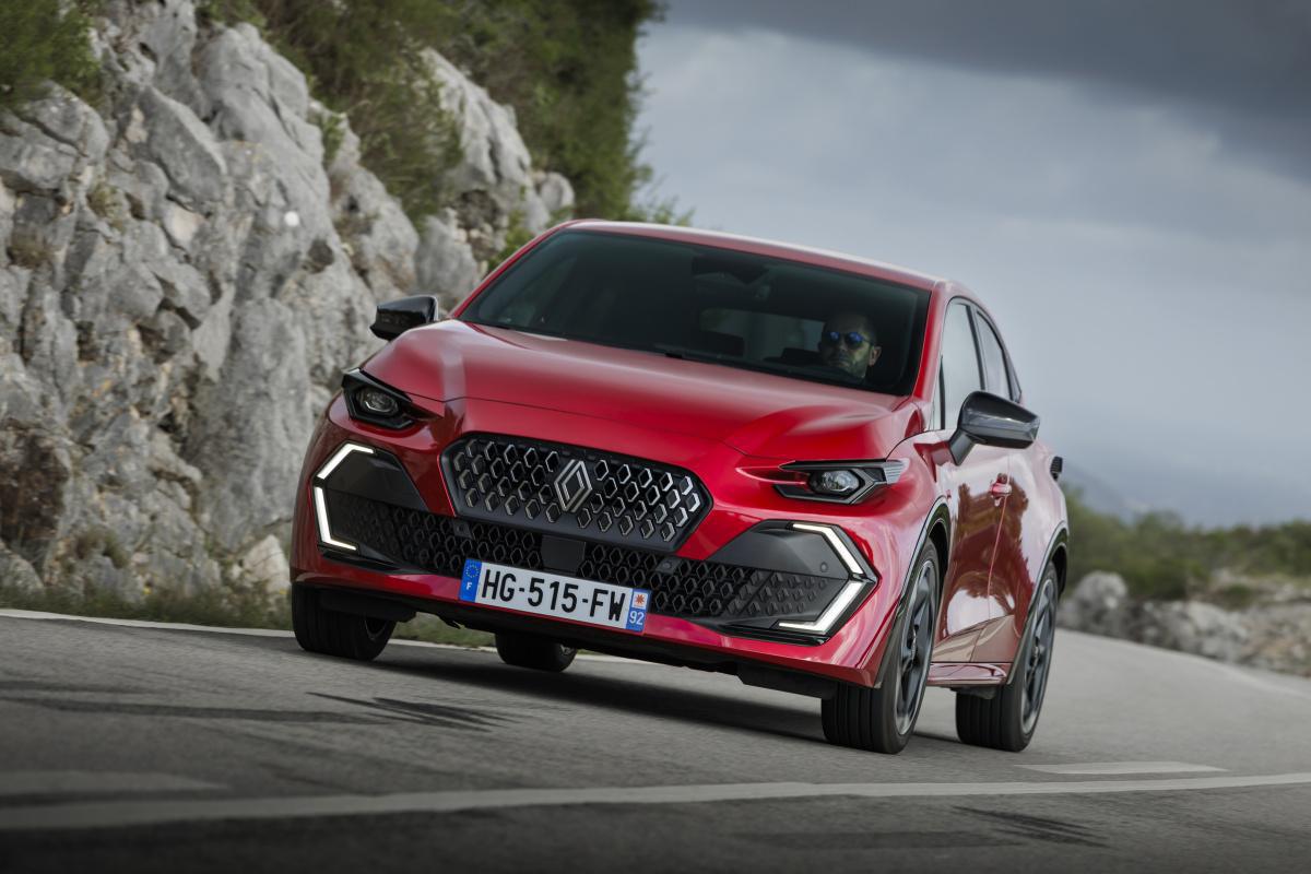 CLIO AMPLIA SU OFERTA CON EL MOTOR ECO G-120: HASTA 1.450 KM DE AUTONOMÍA Y ETIQUETA ECO DESDE 20.374 € CLIO AMPLIA SU OFERTA CON EL MOTOR ECO G-120: HASTA 1.450 KM DE AUTONOMÍA Y ETIQUETA ECO DESDE 20.374 €