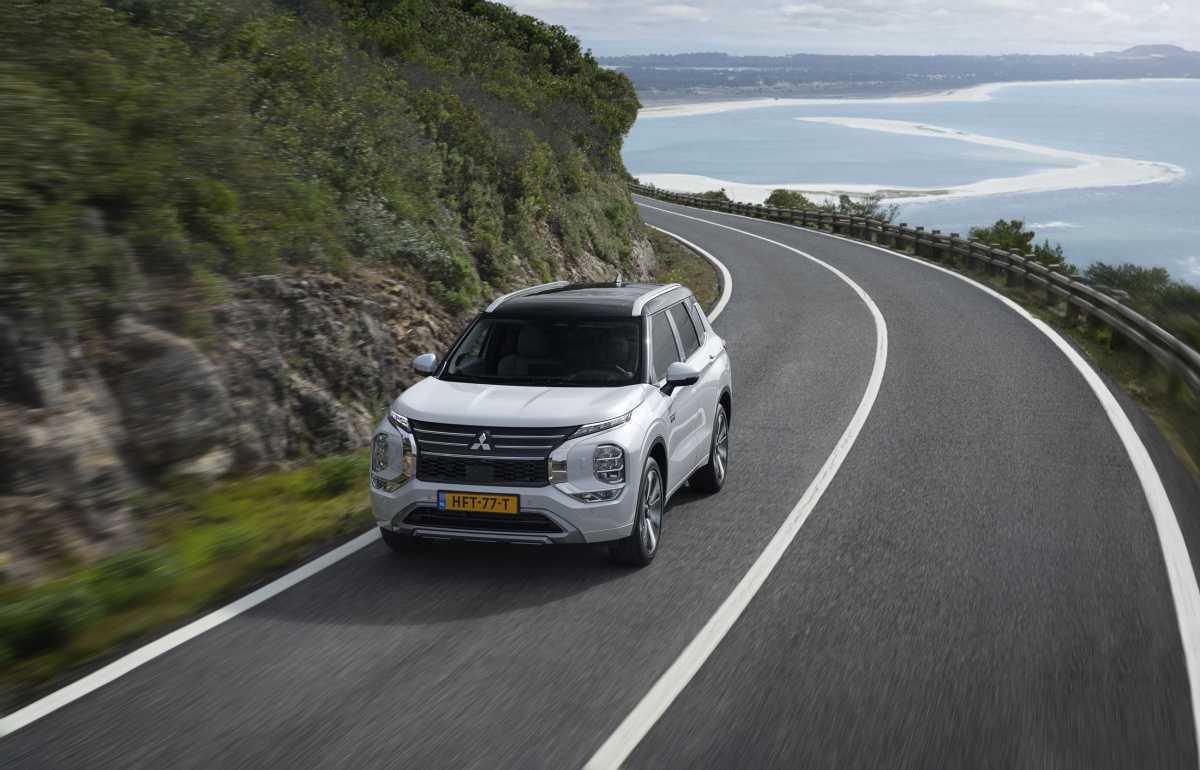 MITSUBISHI MOTORS IMPULSA EL OUTLANDER PHEV CON UN PRECIO DE ACCESO DESDE 29.500 EUROS MITSUBISHI MOTORS IMPULSA EL OUTLANDER PHEV CON UN PRECIO DE ACCESO DESDE 29.500 EUROS