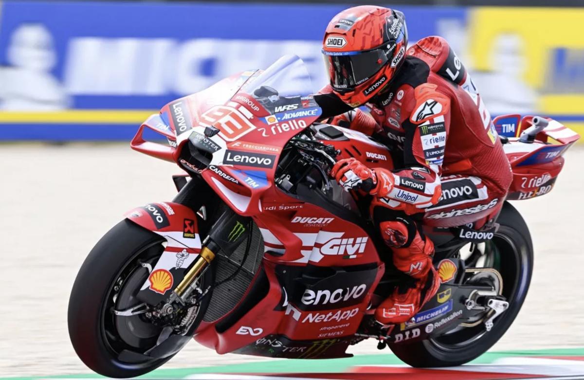 Marc Márquez 'arras­a' y se lleva un triunfo incontestable en el Balaton Park