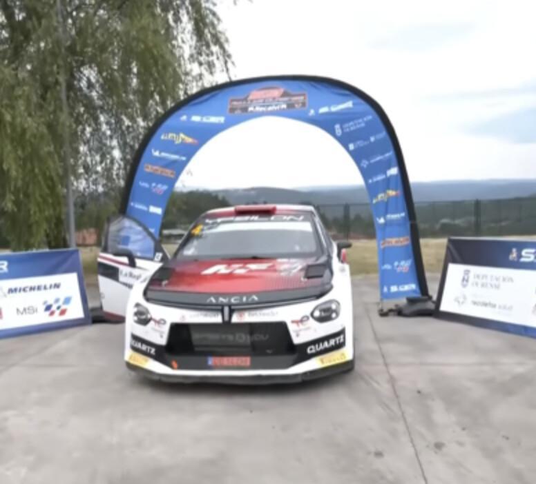 VICTORIA DE ALVARO MUÑIZ EN EL RALLY DE ORENSE. "COHETE" Y PEPE LOPEZ LE ACOMPAÑARON EN EL PODIO