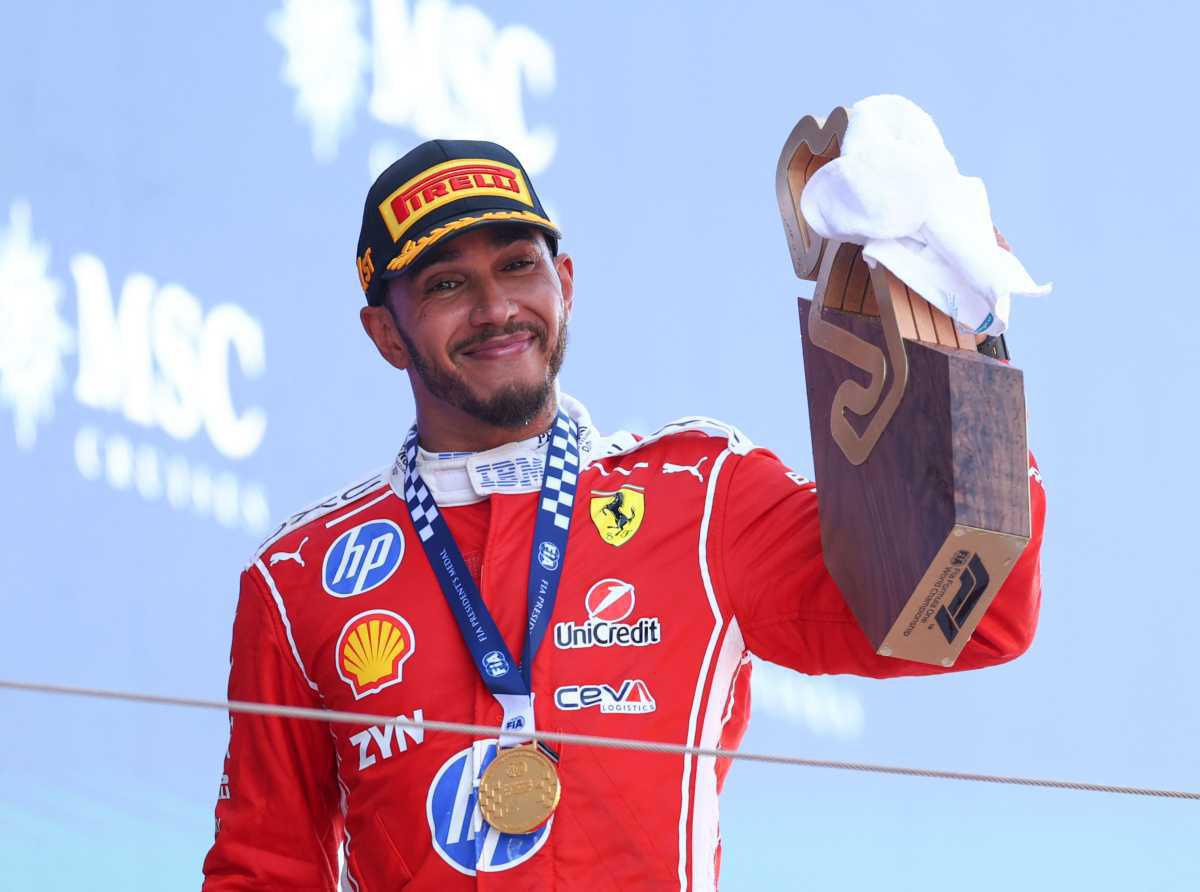 LA ESTRATEGIA DE NEUMÁTICOS CONTRIBUYE A LA PRIMERA VICTORIA DE HAMILTON VESTIDO DE ROJO LA ESTRATEGIA DE NEUMÁTICOS CONTRIBUYE A LA PRIMERA VICTORIA DE HAMILTON VESTIDO DE ROJO