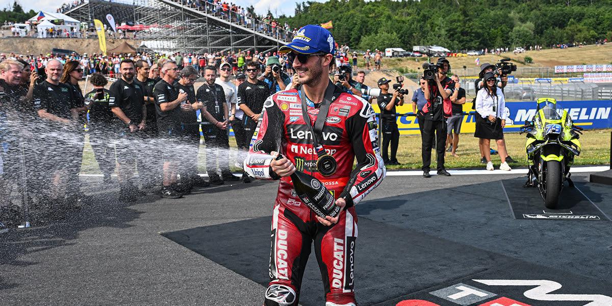 Bagnaia resiste ante Ogura y conquista su primera victoria al Sprint de la temporada Bagnaia resiste ante Ogura y conquista su primera victoria al Sprint de la temporada