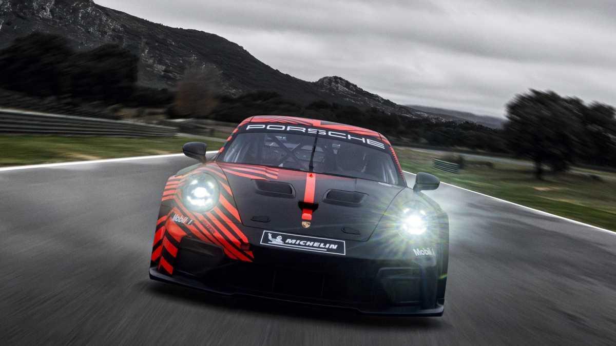 PORSCHE PRESENTA EL NUEVO 911 GT4 R, UN COCHE PARA LA COMPETICIÓN GLOBAL DE CLIENTES PORSCHE PRESENTA EL NUEVO 911 GT4 R, UN COCHE PARA LA COMPETICIÓN GLOBAL DE CLIENTES