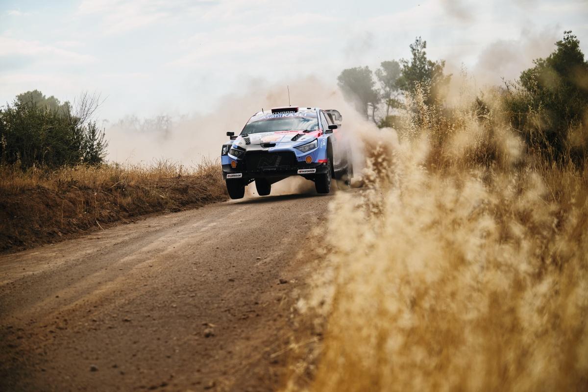 Rally Acrópolis: Thierry Neuville y Martijn Wydaeghe lideran la prueba
