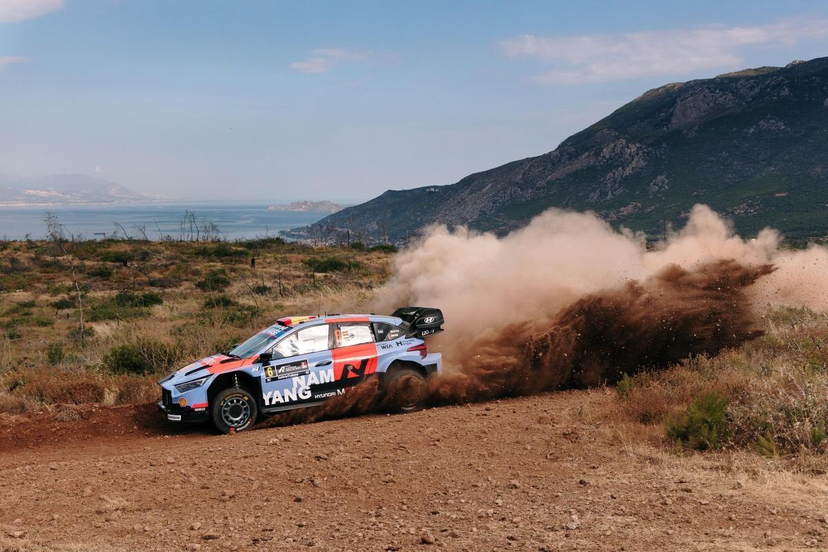 Rally Acrópolis: Thierry Neuville continúa liderando mientras Adrien Fourmaux y Dani Sordo sufren sus segundos pinchazos