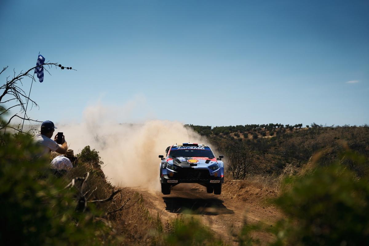 Rally Acrópolis: Thierry Neuville continúa liderando mientras Adrien Fourmaux y Dani Sordo sufren sus segundos pinchazos