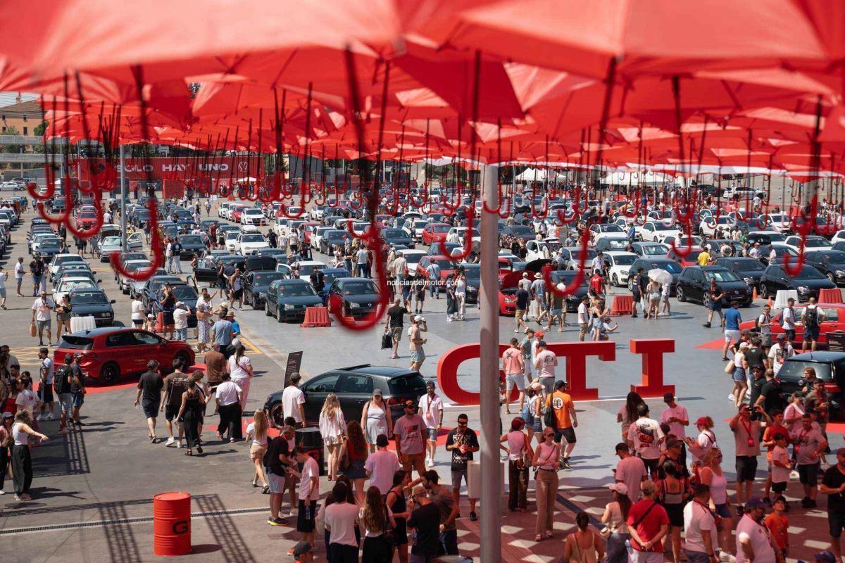 VOLKSWAGEN REÚNE A MÁS DE 1.500 GOLF GTI DE TODAS LAS GENERACIONES Y 4.000 AFICIONADOS EN EL GTI 50 FEST