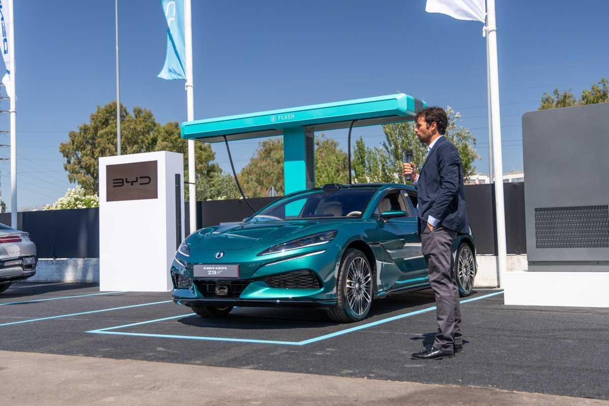 HITO HISTÓRICO DE LA TECNOLOGÍA FLASH CHARGING DE BYD: EL DENZA Z9GT BATE EL RÉCORD DE VELOCIDAD DE CARGA DURANTE LA PRESENTACIÓN DE LA MARCA EN ESPAÑA