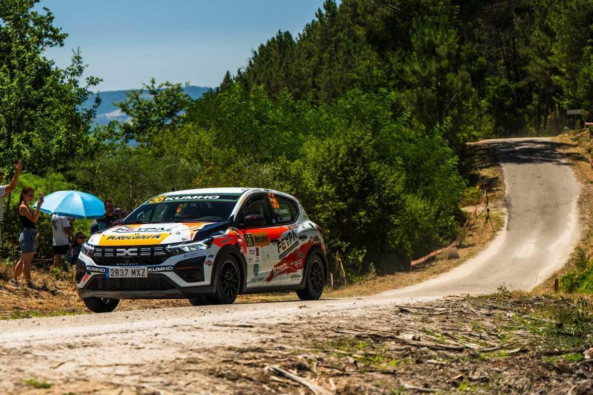 HUGO RODRÍGUEZ SE AFIANZA COMO LÍDER DE LA SANDERO ECO CUP SPAIN AL GANAR EL RALLYE RECALVI RÍAS BAIXAS