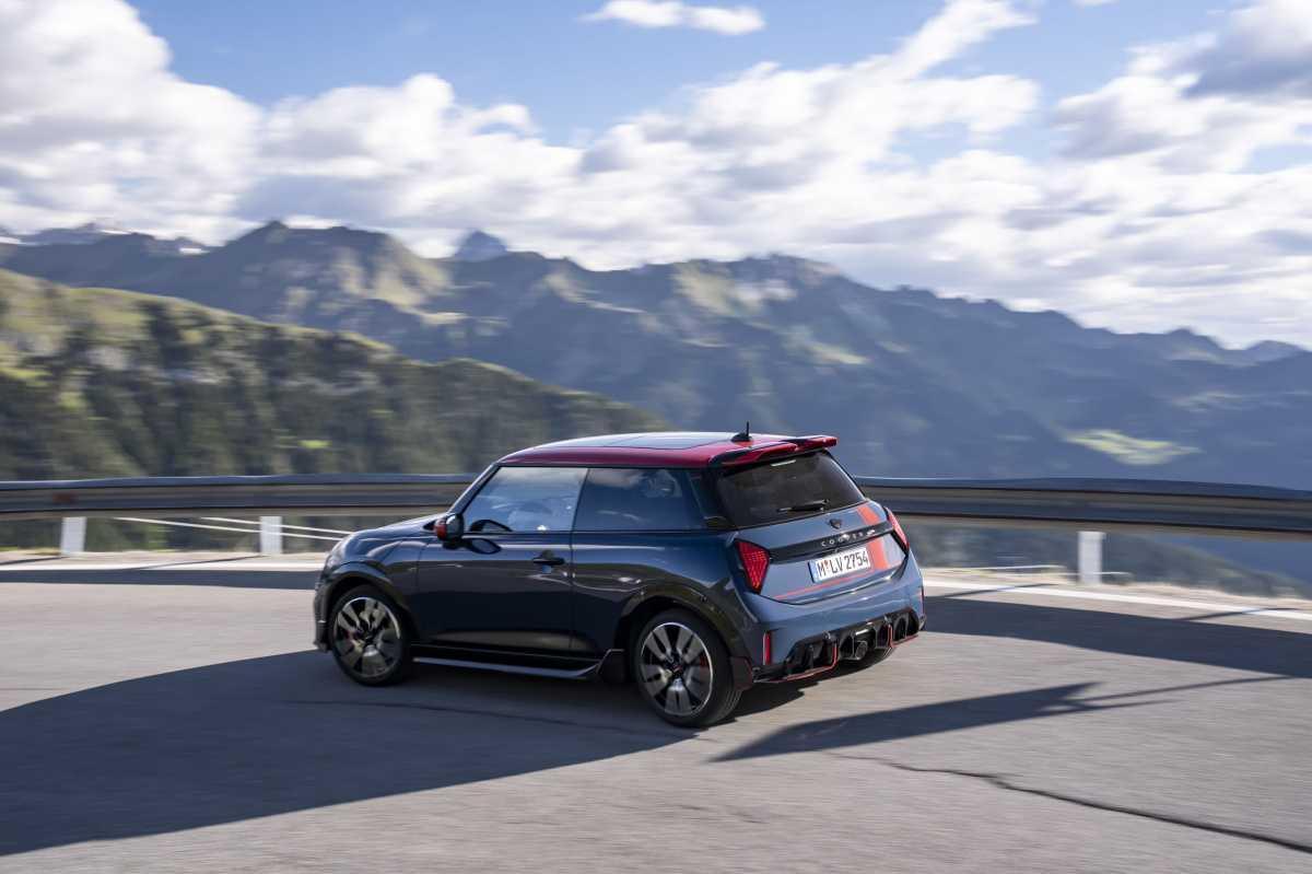 INSPIRADO EN EL MUNDO DEL MOTOR: EL MINI JOHN COOPER WORKS CON ACCESORIOS ORIGINALES