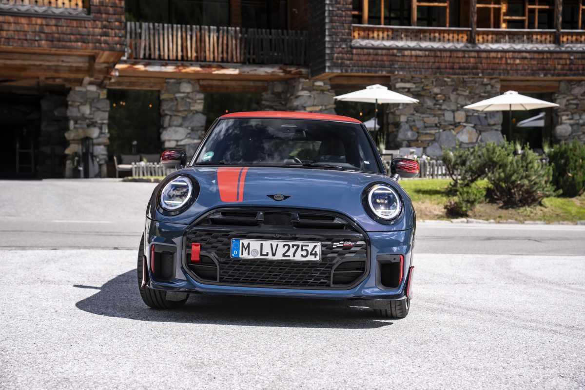 INSPIRADO EN EL MUNDO DEL MOTOR: EL MINI JOHN COOPER WORKS CON ACCESORIOS ORIGINALES INSPIRADO EN EL MUNDO DEL MOTOR: EL MINI JOHN COOPER WORKS CON ACCESORIOS ORIGINALES