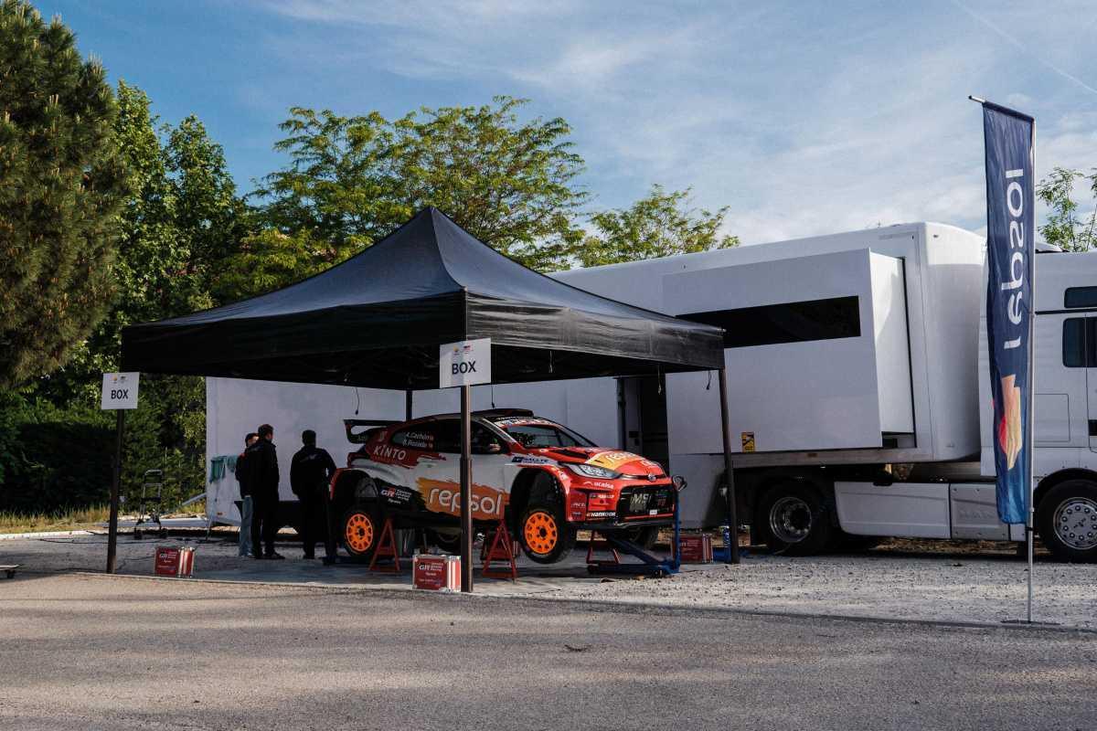 ASÍ TRABAJA EL EQUIPO HUMANO QUE HAY DETRÁS DE TOYOTA GAZOO RACING SPAIN: LO QUE NO SE VE EN LA PUESTA A PUNTO EN CADA RALLYE ASÍ TRABAJA EL EQUIPO HUMANO QUE HAY DETRÁS DE TOYOTA GAZOO RACING SPAIN: LO QUE NO SE VE EN LA PUESTA A PUNTO EN CADA RALLYE