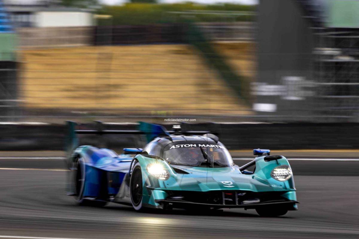 EL EQUIPO ASTON MARTIN THOR COMPLETA LAS PRUEBAS DEL VALKYRIE EN EL CIRCUITO DEL GRAN PREMIO DE SILVERSTONE.