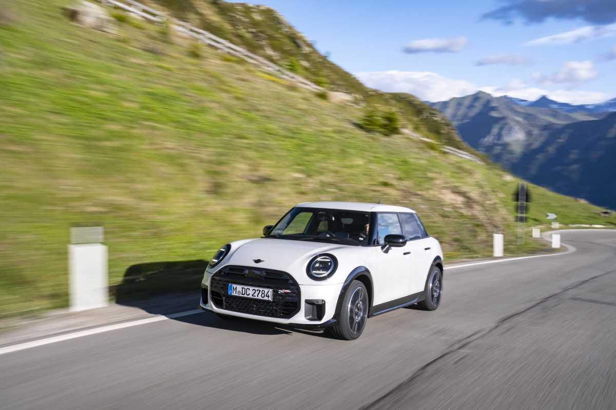MÁS PUERTAS, MÁS ESPACIO, MÁS MINI: EL MINI COOPER S DE CINCO PUERTAS EN COLOR NANUQ WHITE MÁS PUERTAS, MÁS ESPACIO, MÁS MINI: EL MINI COOPER S DE CINCO PUERTAS EN COLOR NANUQ WHITE