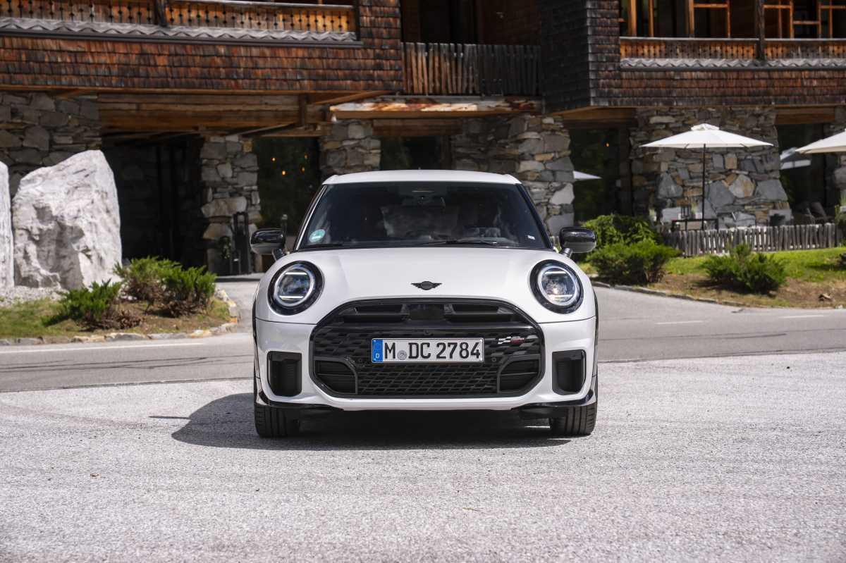 MÁS PUERTAS, MÁS ESPACIO, MÁS MINI: EL MINI COOPER S DE CINCO PUERTAS EN COLOR NANUQ WHITE