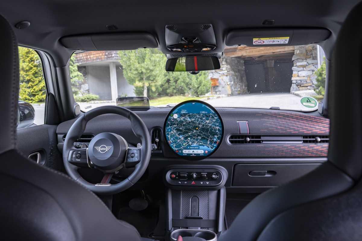 MÁS PUERTAS, MÁS ESPACIO, MÁS MINI: EL MINI COOPER S DE CINCO PUERTAS EN COLOR NANUQ WHITE MÁS PUERTAS, MÁS ESPACIO, MÁS MINI: EL MINI COOPER S DE CINCO PUERTAS EN COLOR NANUQ WHITE