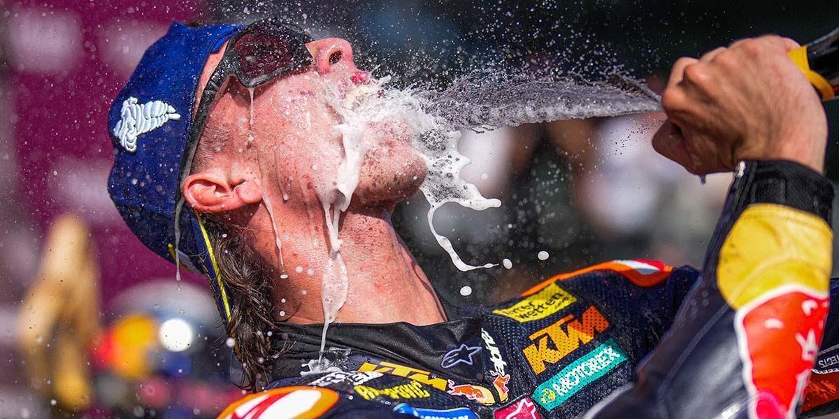 Acosta resiste el ataque de Aprilia para conquistar una soñada primera victoria Acosta resiste el ataque de Aprilia para conquistar una soñada primera victoria