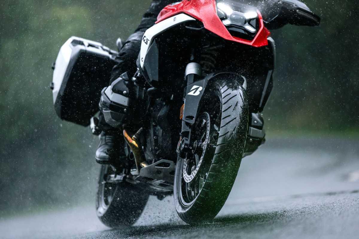 BRIDGESTONE LANZA EL NEUMÁTICO DE MOTO BATTLAX ADVENTURE A42 BRIDGESTONE LANZA EL NEUMÁTICO DE MOTO BATTLAX ADVENTURE A42