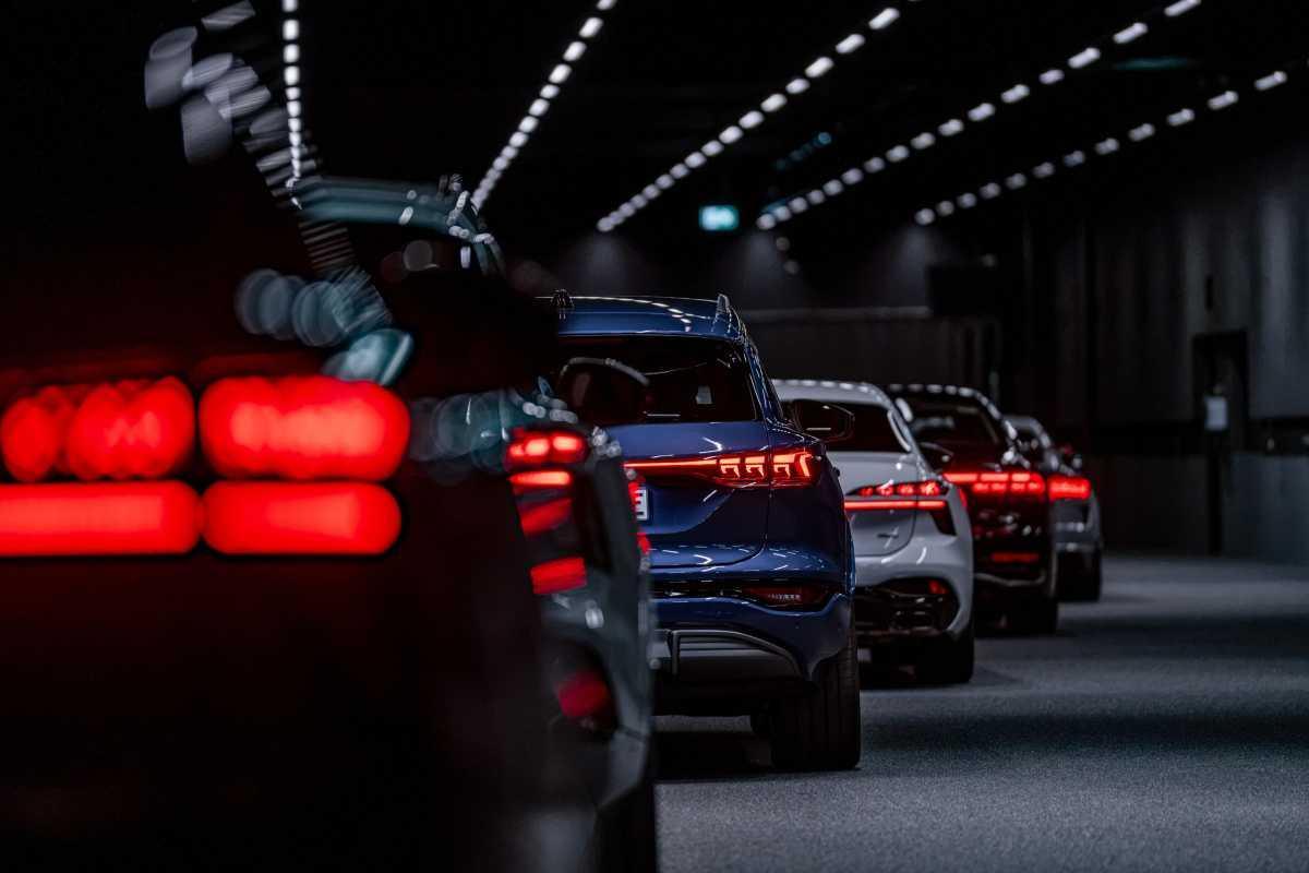 PRIMICIA MUNDIAL EN EL AUDI Q9: PANEL OLED DIGITAL DE DISEÑO CURVO PRIMICIA MUNDIAL EN EL AUDI Q9: PANEL OLED DIGITAL DE DISEÑO CURVO
