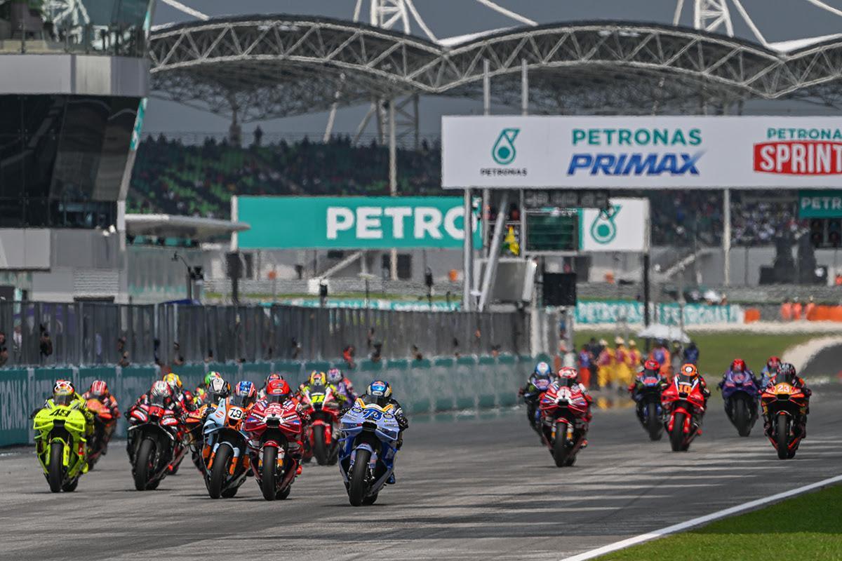 Acosta frena a Marc Márquez y Bezzecchi en un intenso duelo en Sepang Acosta frena a Marc Márquez y Bezzecchi en un intenso duelo en Sepang