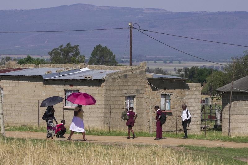 Le périlleux voyage des enfants sud-africains vers l'école : l'appel urgent pour un transport financé par le gouvernement