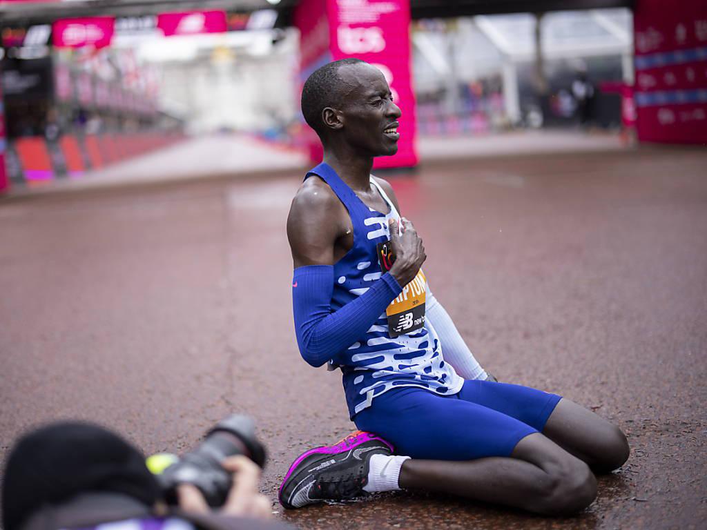 Hommages émus lors des funérailles de Kelvin Kiptum, champion kenyan du record du monde du marathon