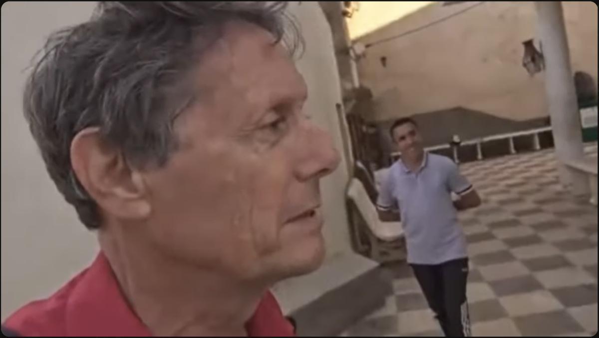 Antoine de Maximy sous l'oeil attentif des autorités algériennes lors du tournage de "J'irai dormir chez vous"