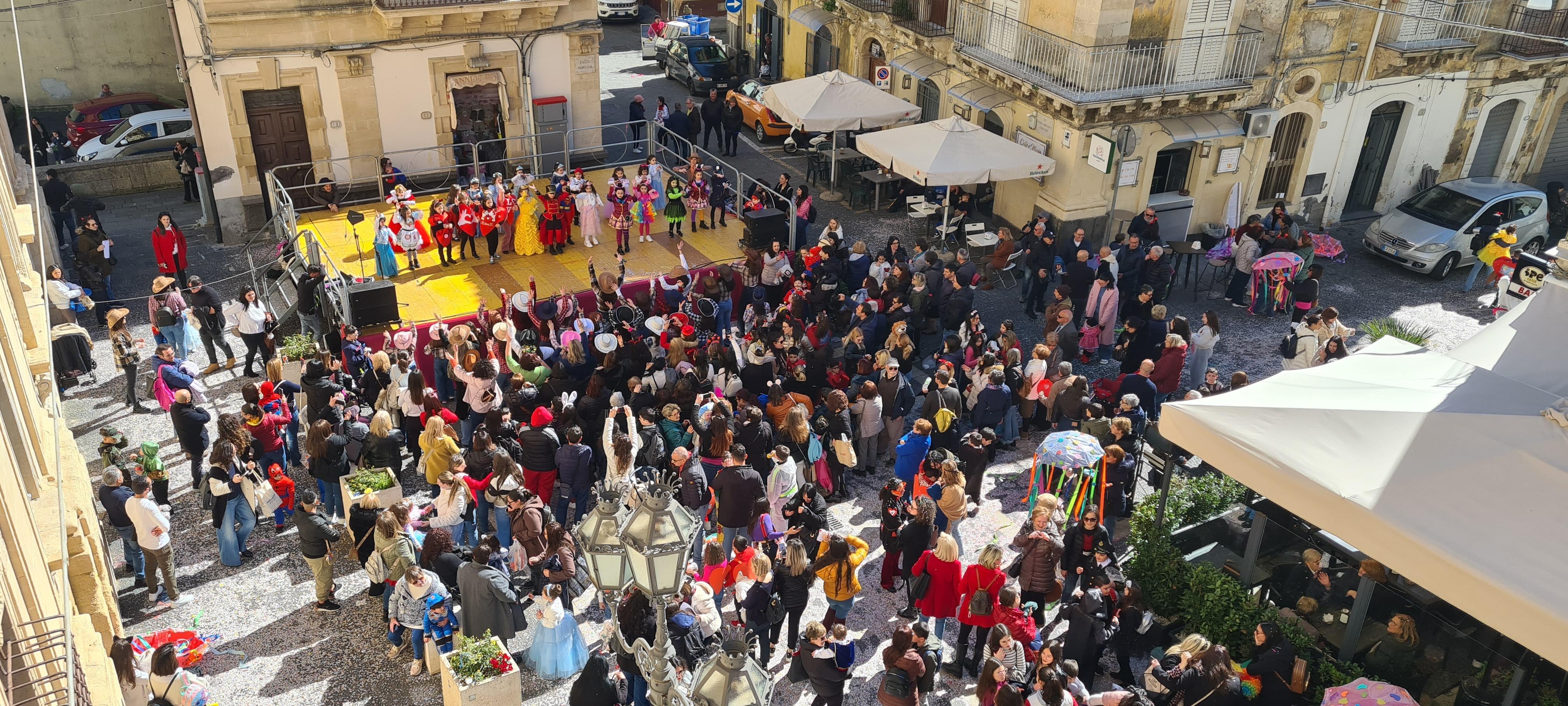 Animazione Piazza Municipio ragazzi Istituto Pietro Carrera - Spazio Danza Martina Modica