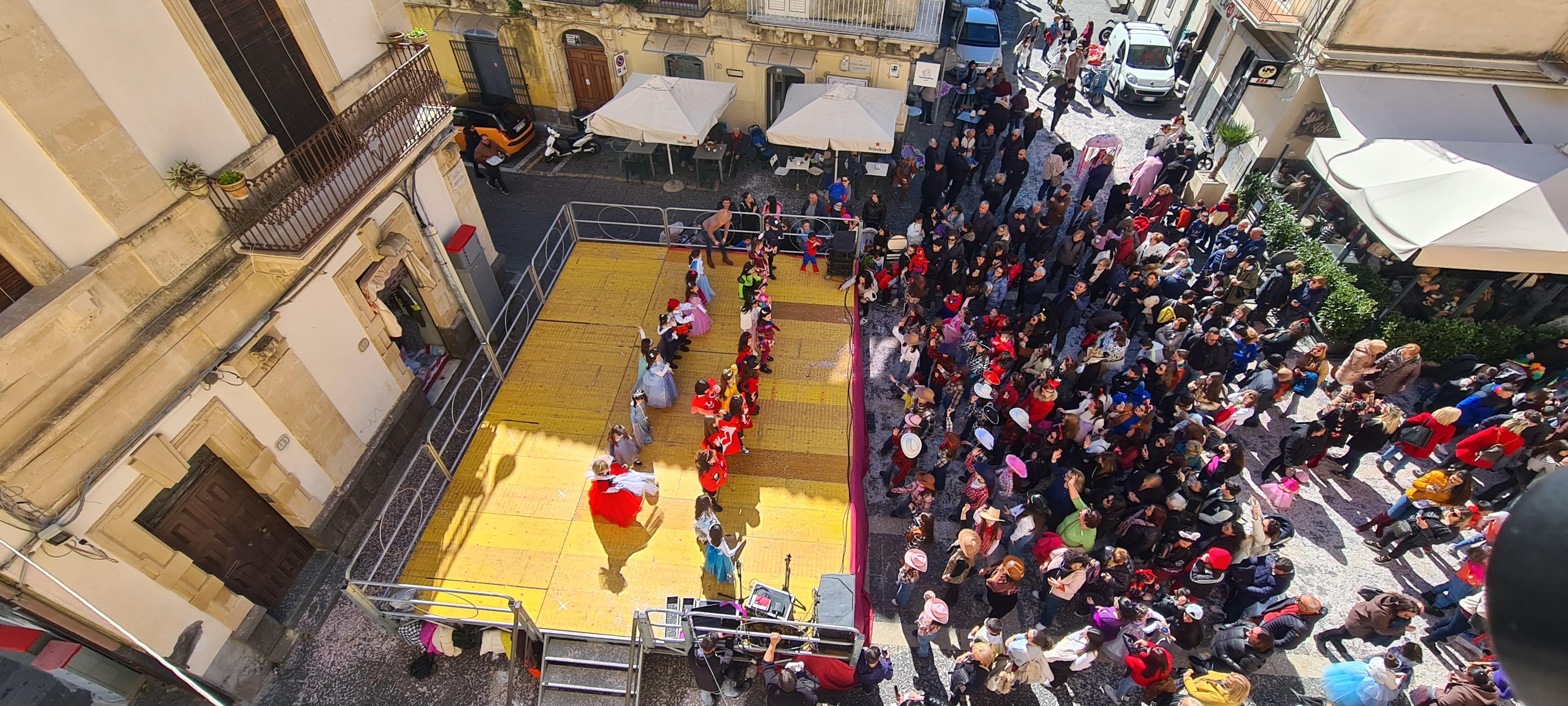 Animazione Piazza Municipio ragazzi Istituto Pietro Carrera - Spazio Danza Martina Modica