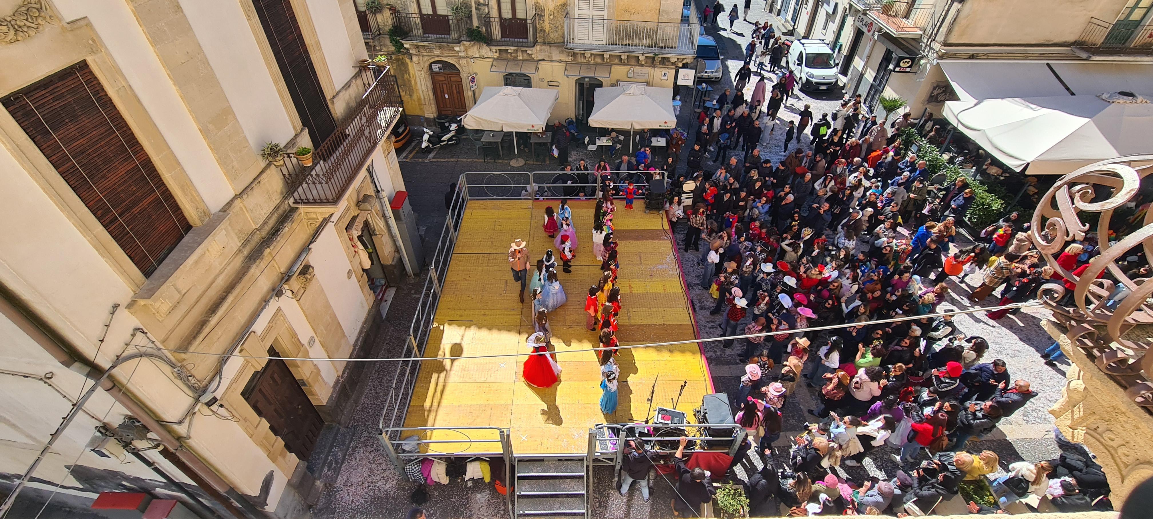 Animazione Piazza Municipio ragazzi Istituto Pietro Carrera - Spazio Danza Martina Modica
