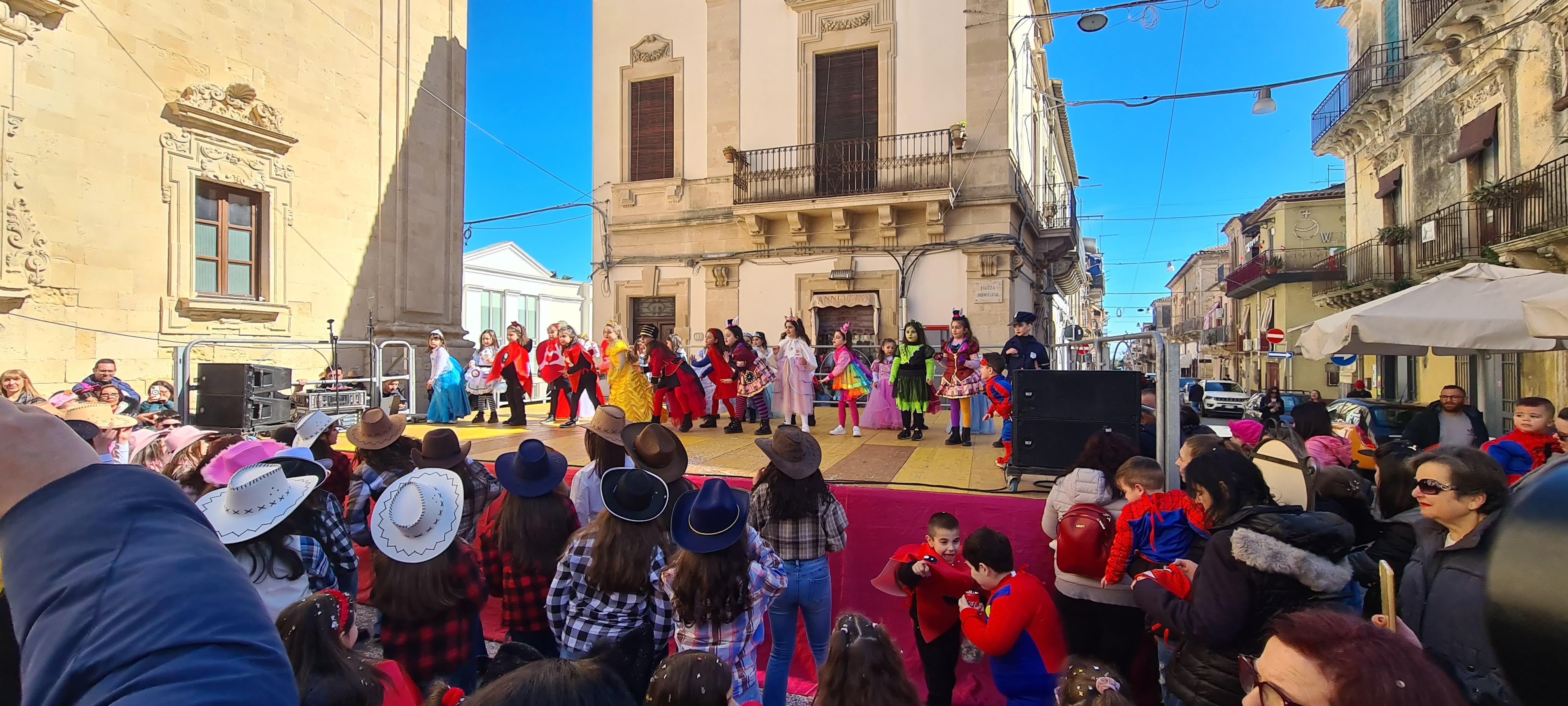 Animazione Piazza Municipio ragazzi Istituto Pietro Carrera - Spazio Danza Martina Modica