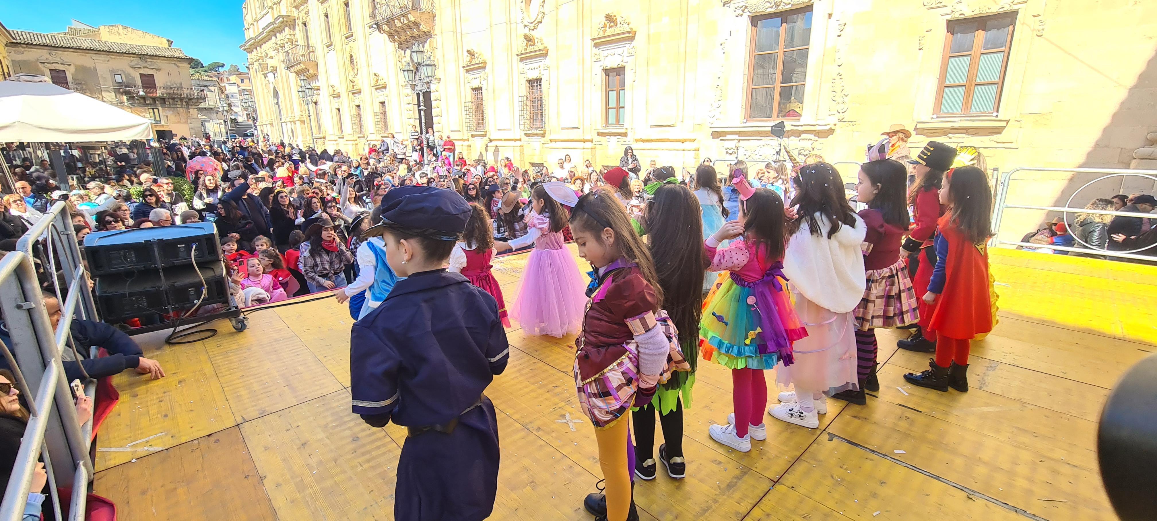 Animazione Piazza Municipio ragazzi Istituto Pietro Carrera - Spazio Danza Martina Modica