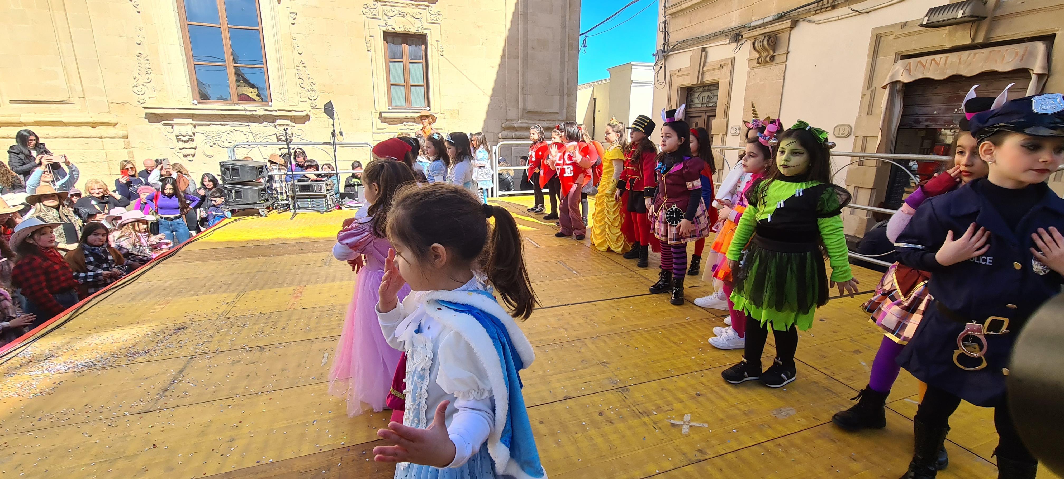 Animazione Piazza Municipio ragazzi Istituto Pietro Carrera - Spazio Danza Martina Modica
