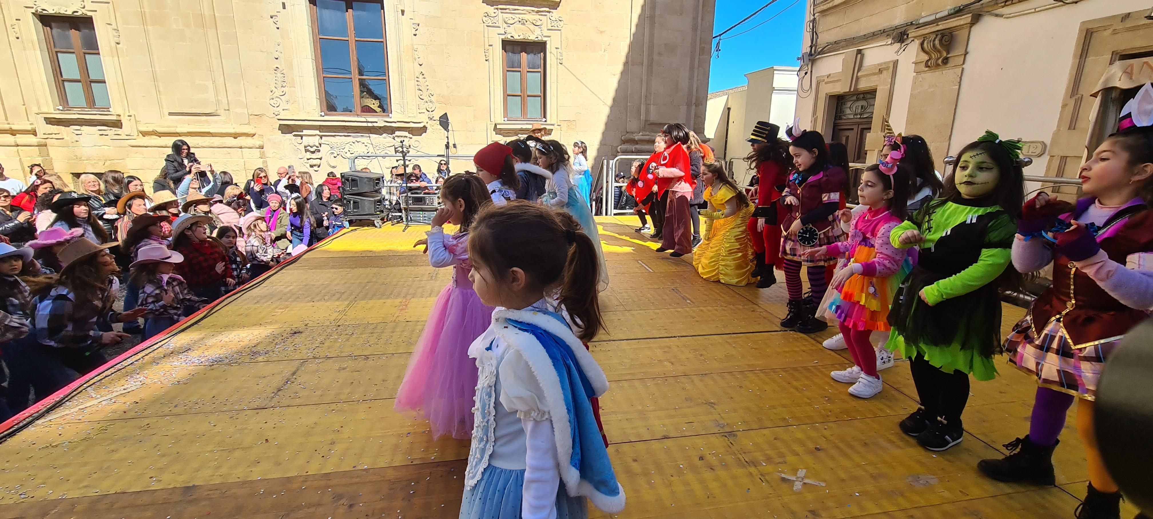 Animazione Piazza Municipio ragazzi Istituto Pietro Carrera - Spazio Danza Martina Modica