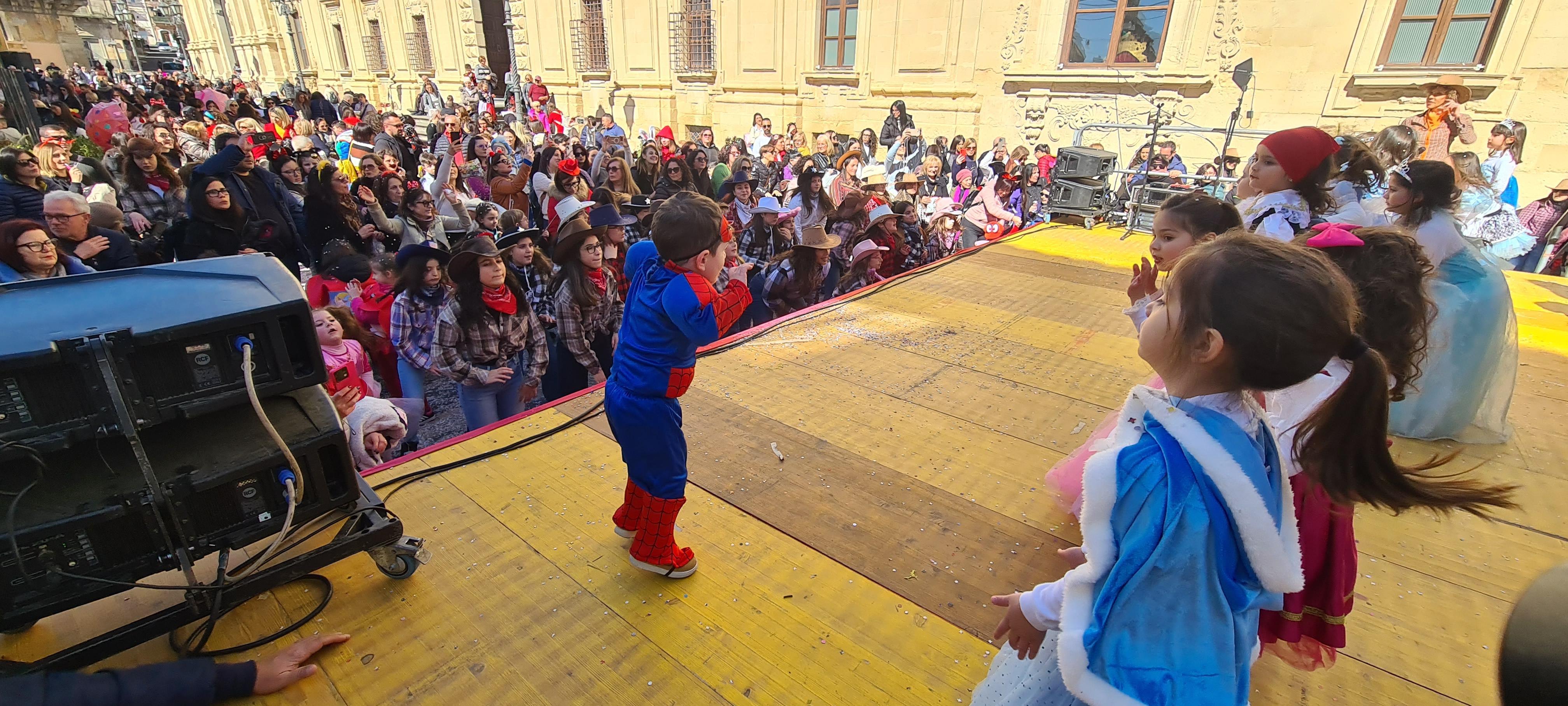 Animazione Piazza Municipio ragazzi Istituto Pietro Carrera - Spazio Danza Martina Modica