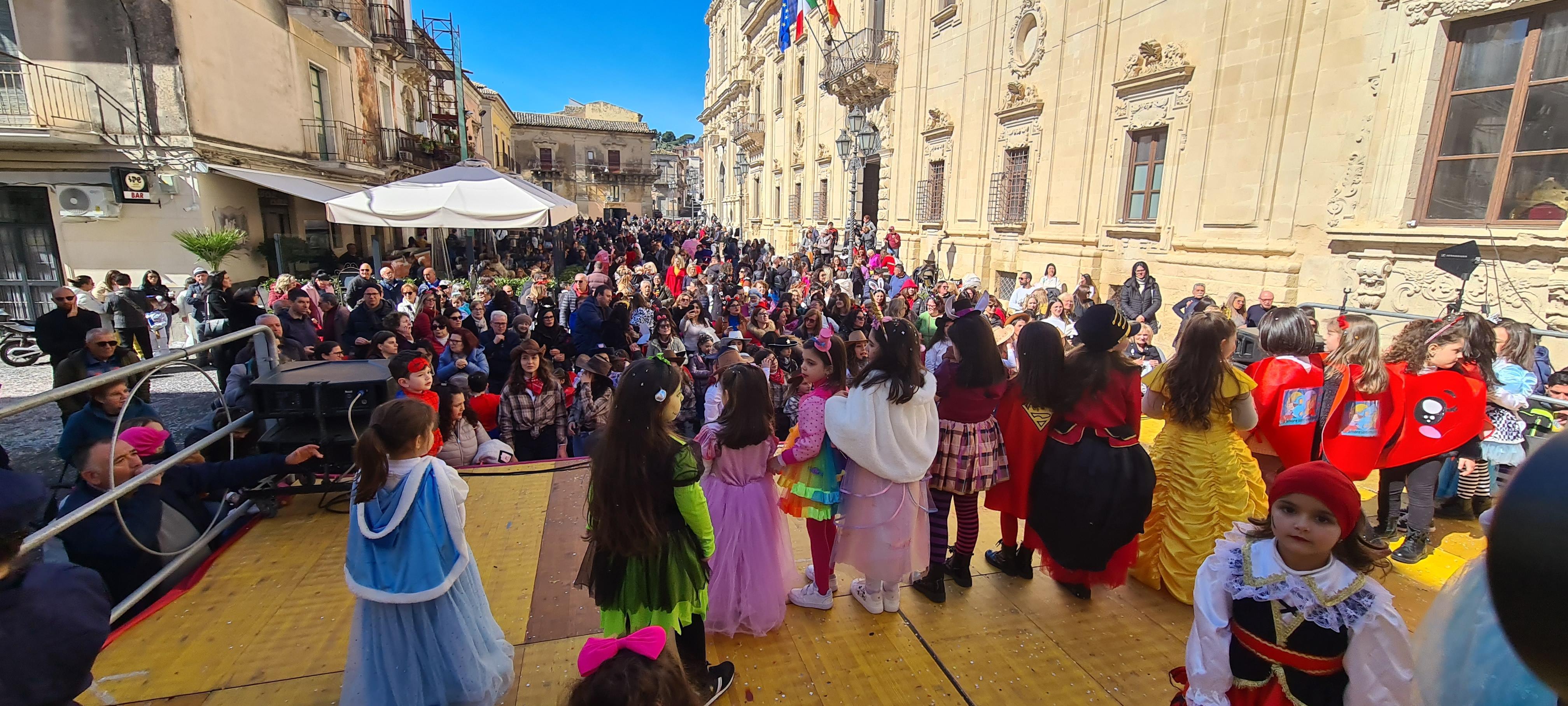 Animazione Piazza Municipio ragazzi Istituto Pietro Carrera - Spazio Danza Martina Modica