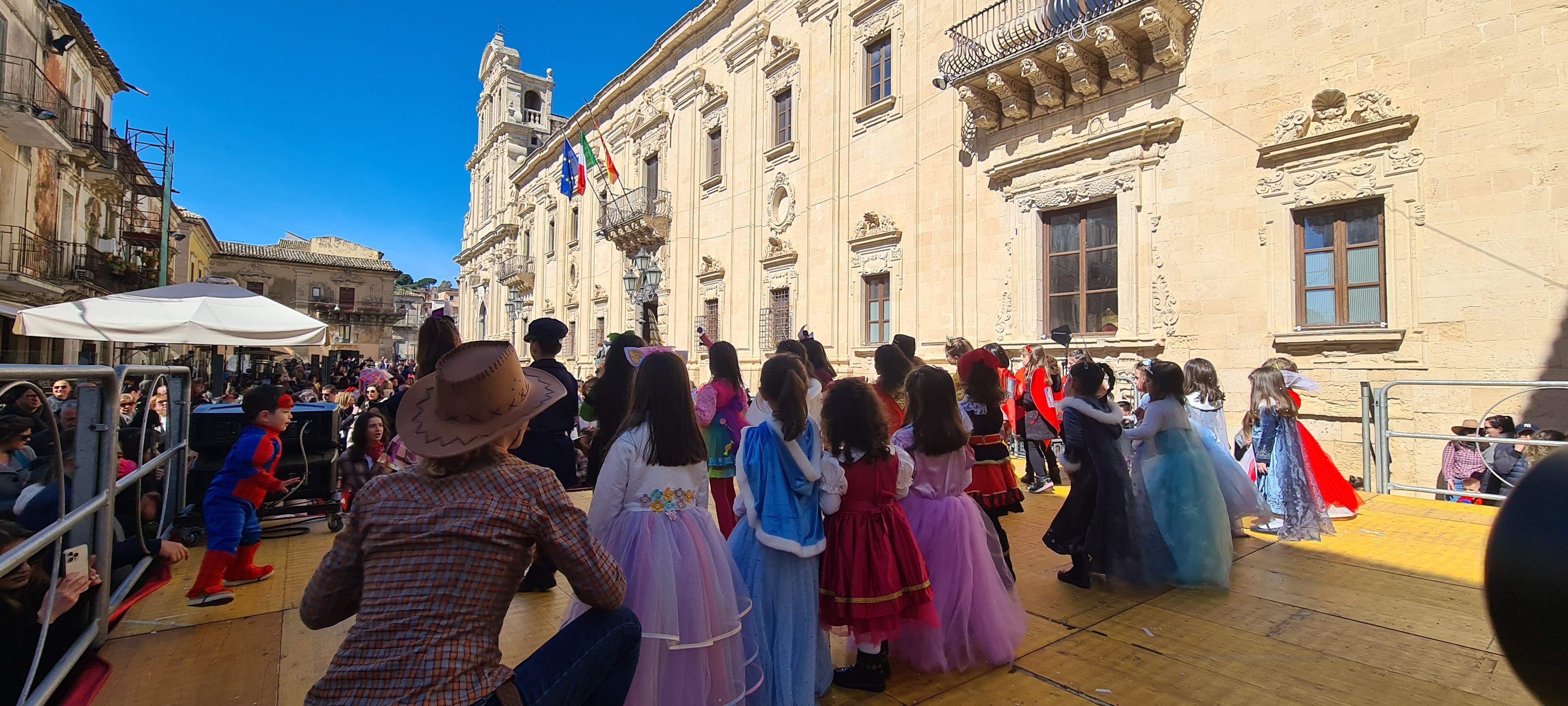 Animazione Piazza Municipio ragazzi Istituto Pietro Carrera - Spazio Danza Martina Modica
