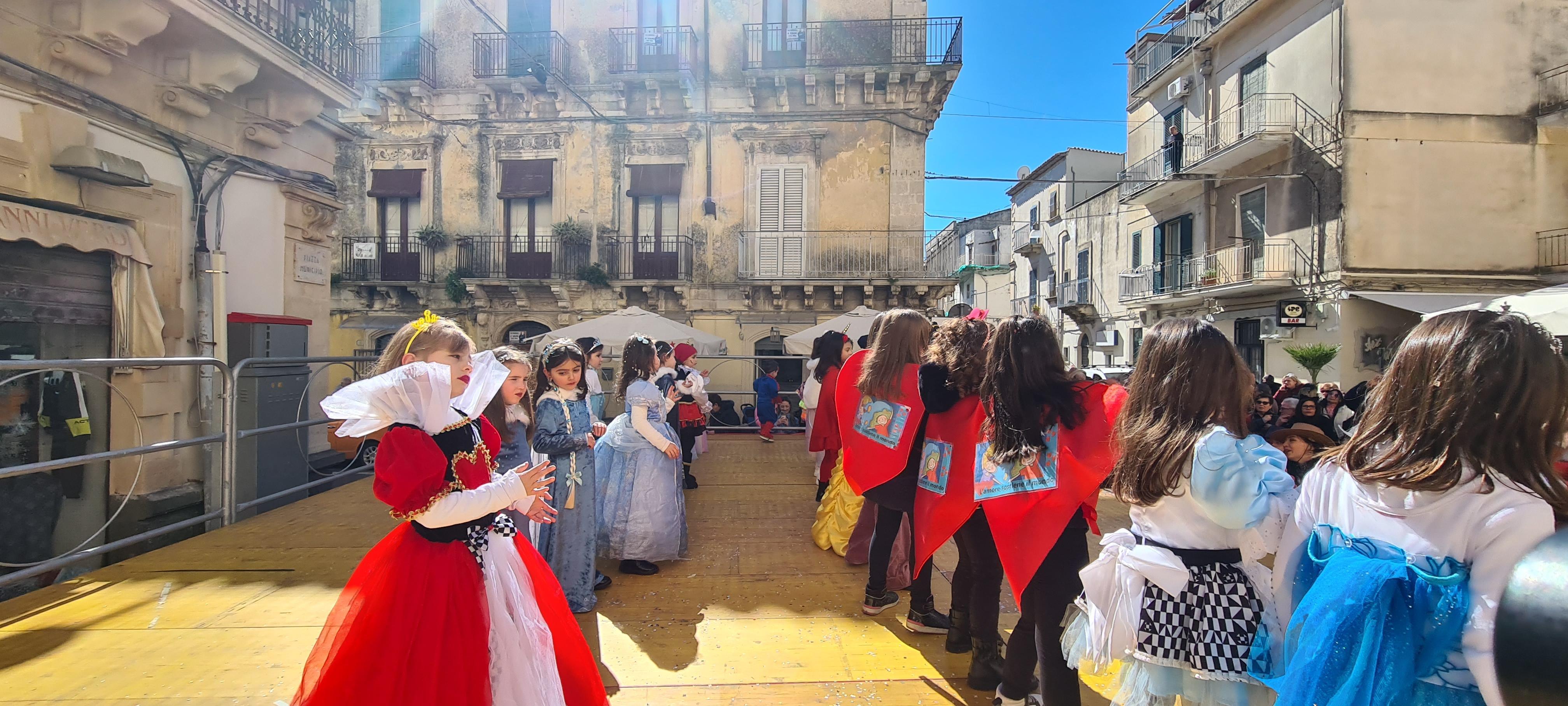 Animazione Piazza Municipio ragazzi Istituto Pietro Carrera - Spazio Danza Martina Modica