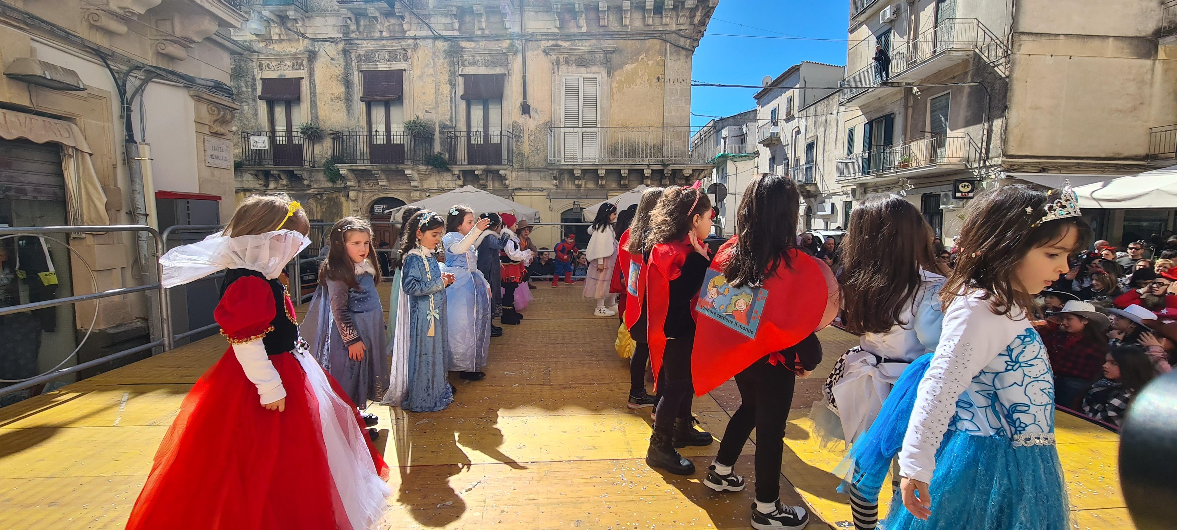 Animazione Piazza Municipio ragazzi Istituto Pietro Carrera - Spazio Danza Martina Modica