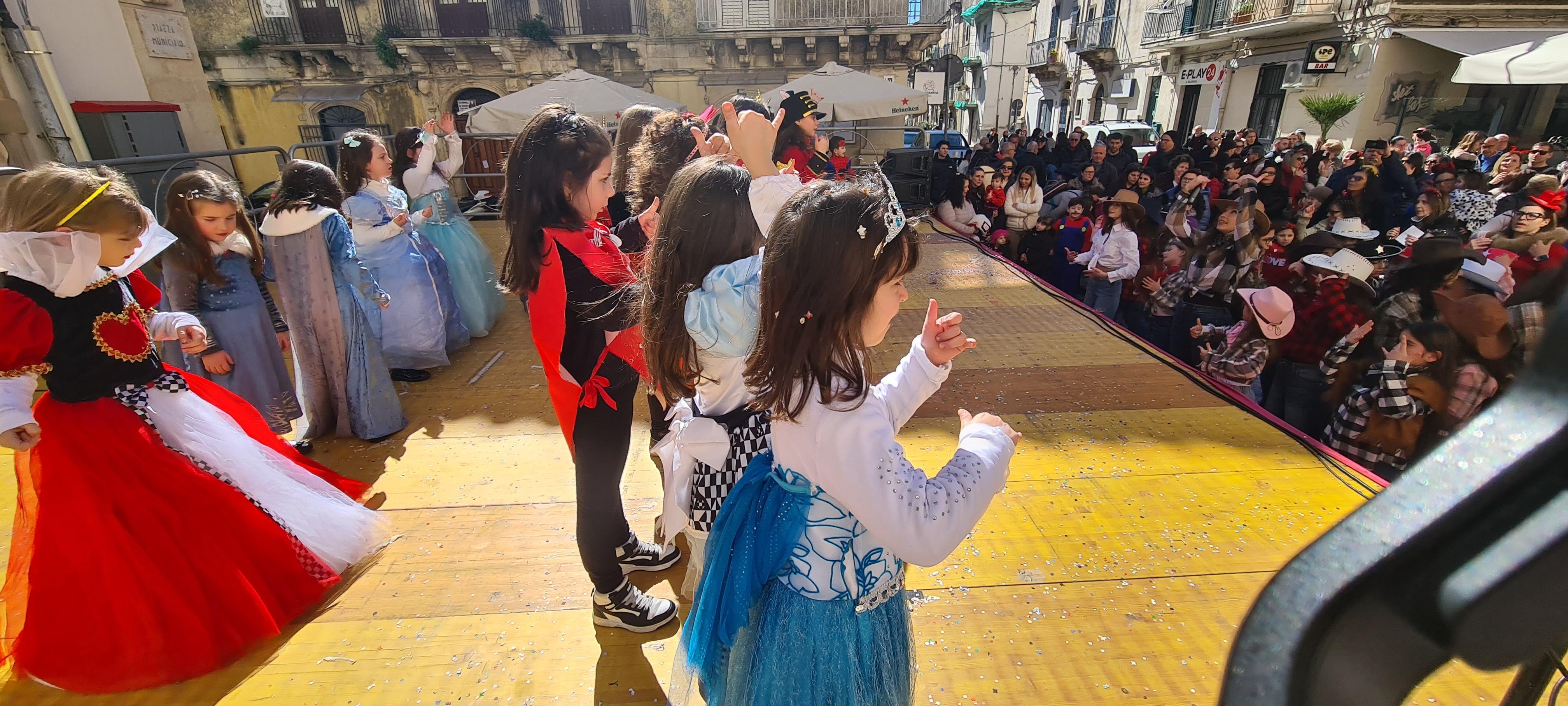 Animazione Piazza Municipio ragazzi Istituto Pietro Carrera - Spazio Danza Martina Modica