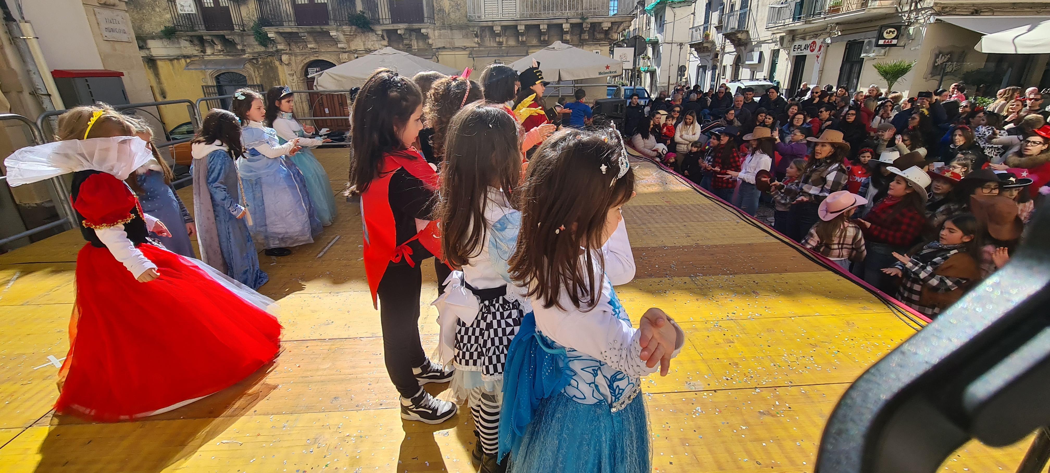 Animazione Piazza Municipio ragazzi Istituto Pietro Carrera - Spazio Danza Martina Modica