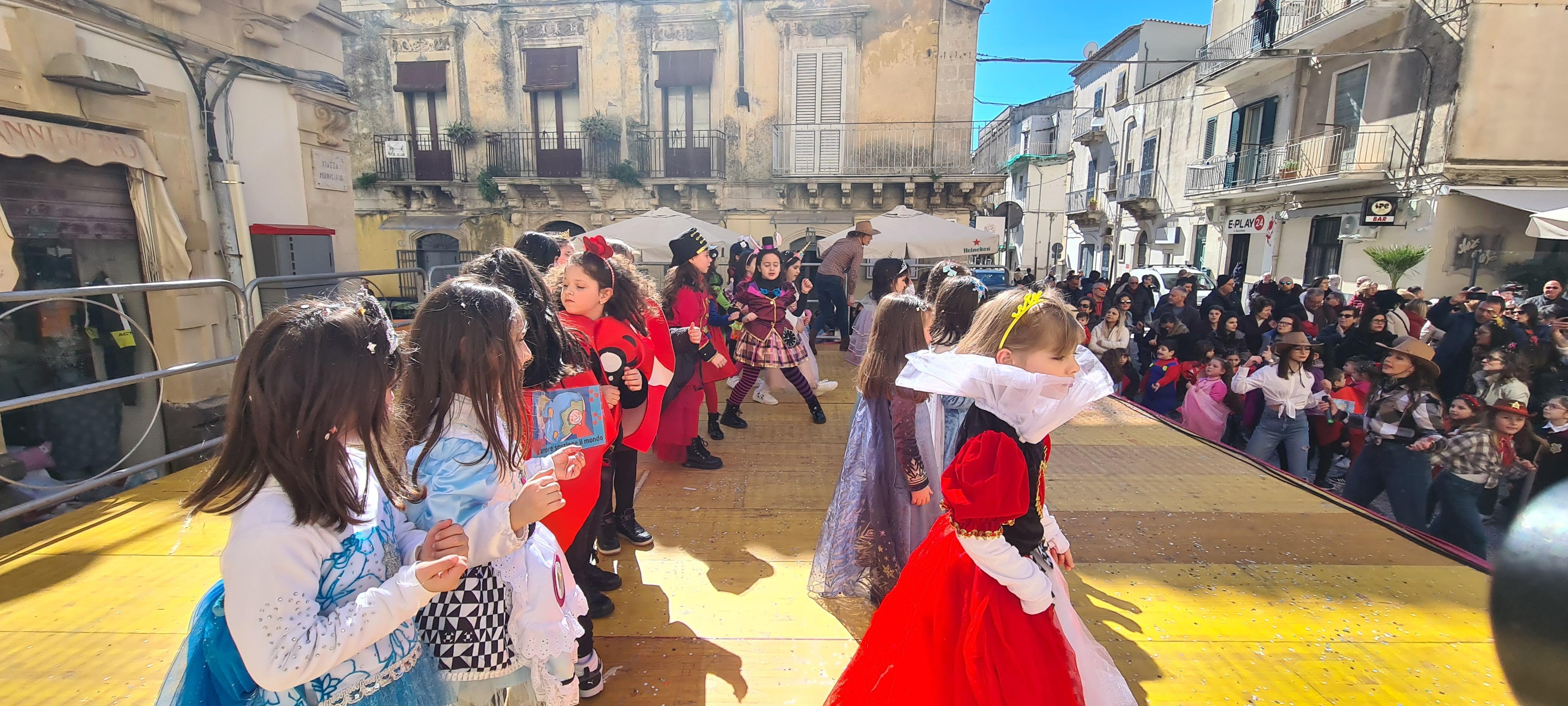 Animazione Piazza Municipio ragazzi Istituto Pietro Carrera - Spazio Danza Martina Modica