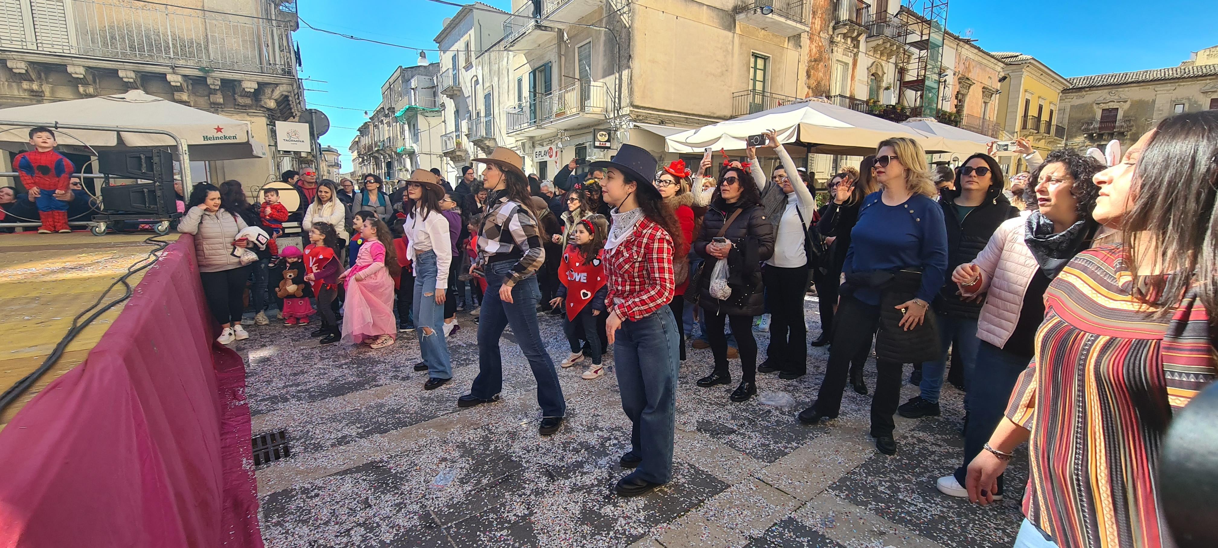 Animazione Piazza Municipio ragazzi Istituto Pietro Carrera - Spazio Danza Martina Modica