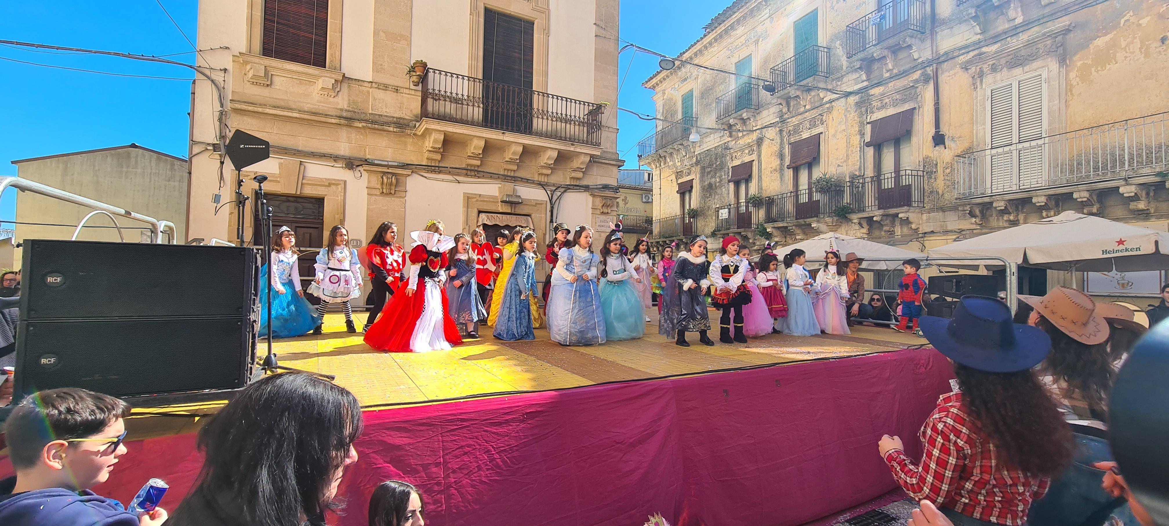 Animazione Piazza Municipio ragazzi Istituto Pietro Carrera - Spazio Danza Martina Modica