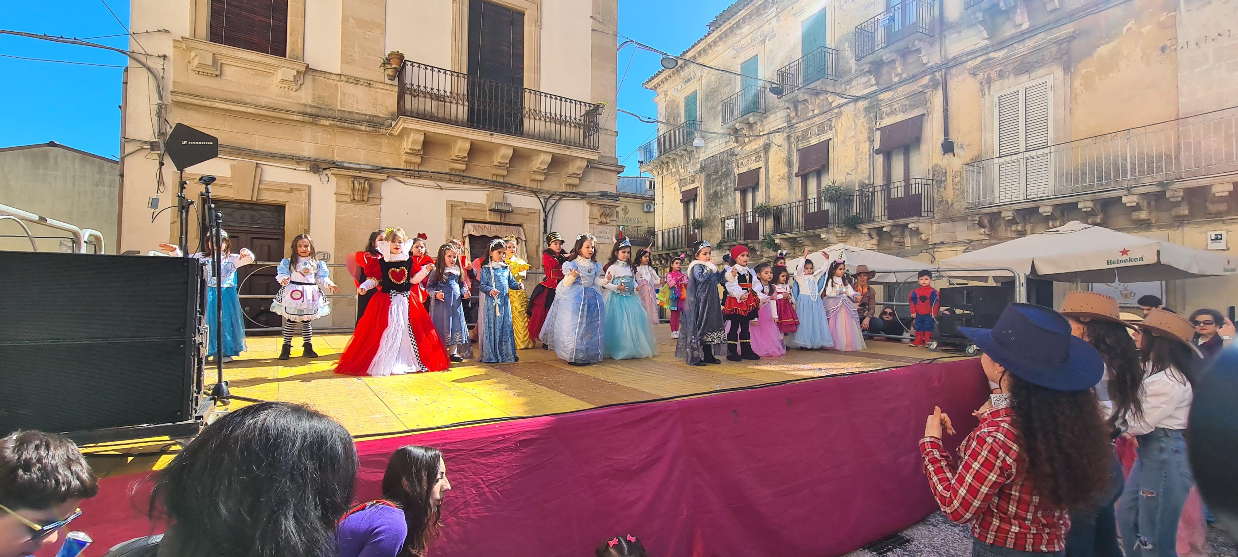 Animazione Piazza Municipio ragazzi Istituto Pietro Carrera - Spazio Danza Martina Modica